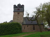 Fronhausen, evangelische Kirche, Chorturmkirche aus dem 12. Jahrhundert (30.04.2022