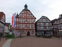 Grnberg, Marktplatz mit Rathaus und Brunnen (30.04.2022)