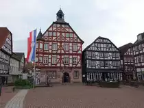 Grnberg, Marktplatz mit Rathaus und Brunnen (30.04.2022)