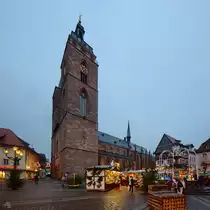 Die aus dem 13. Jahrhundert stammende gotische Stiftskirche St. gidius Stiftskirche ist hier vom weihnachtlich geschmckten Marktplatz zu sehen. (Neustadt an der Weinstrae, Dezember 2014)