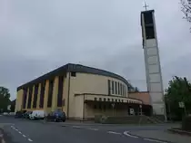 Wetzlar-Niedergirmes, kath. St. Walburgis Kirche in der Gutleutstrae, erbaut 1953 (30.04.2022)