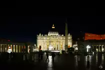 Nchtlicher Blick vom Petersplatz auf den von 1506 bis 1626 erbauten Petersdom. (Rom, Dezember 2015)