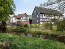 Amnau, Fachwerkhuser an der Strae am Bach (01.05.2022)