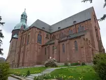 Amneburg, neugotische Basilika St. Johannes der Tufer, erbaut von 1866 bis 1871 nach einem Entwurf von Georg Gottlob Ungewitter (01.05.2022)