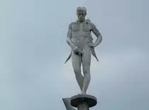 Der  pinkelnde Engel , eine Figur des belgischen Knstlers Wim Delvoye, am 20.07.22 an der Driehoeksplein in Knokke-Heist an der belgischen Nordseekste.
