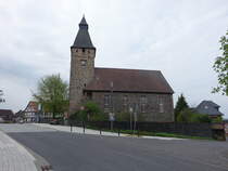 Heskem-Mlln, evangelische Kirche, Chorturm 13. Jahrhundert, Kirchenschiff erbaut 1923 (01.05.2022)