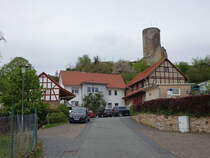 Burg Mellnau, Ruine einer Gipfelburg auf einem Berg oberhalb des Ortes, erbaut ab 1263, Bergfried erbaut von 1329 bis 1331 (01.05.2022)