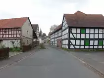 Schönstadt, Fachwerkhäuser an der Hauptstraße, im Hintergrund die evangelische Kirche (01.05.2022)