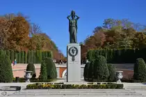 Dieses Denkmal im Retiro-Park soll an den spanischer Dramatiker und Journalisten Jacinto Benavente erinnern. (Madrid, November 2022)