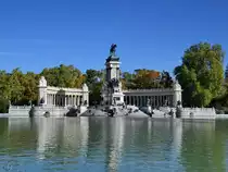 1922 wurde im Retiro-Park dieses aus zwei Sulengngen und dem Reiterstandbild des spanischen Knigs Alfons XII. (Monumento a Alfonso XII.) bestehende Denkmal errichtet. (Madrid, November 2022)