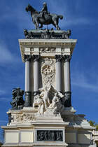Die 30 Meter hohe bronzene Reiterstatue des beliebten spanischen Knigs Alfonso XII. befindet sich auf einer im klassizistischen Stil gestalteten Sule, so gesehen Anfang November 2022 im Retiro-Park in Madrid.