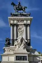 Die 30 Meter hohe bronzene Reiterstatue des beliebten spanischen Knigs Alfonso XII. befindet sich auf einer im klassizistischen Stil gestalteten Sule, so gesehen Anfang November 2022 im Retiro-Park in Madrid.