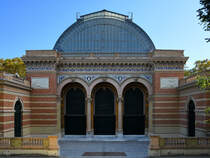 Der zwischen 1881 und 1883 im Stil der Neorenaissance errichtete Velzquez-Palast (Palacio de Velazquez) im Retiro-Park dient heute als Ausstellungsflche, z.B. fr moderne und zeitgenssische Kunst. (Madrid, November 2022) 