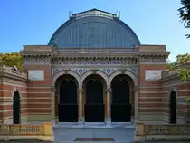 Der zwischen 1881 und 1883 im Stil der Neorenaissance errichtete Velzquez-Palast (Palacio de Velazquez) im Retiro-Park dient heute als Ausstellungsflche, z.B. fr moderne und zeitgenssische Kunst. (Madrid, November 2022) 