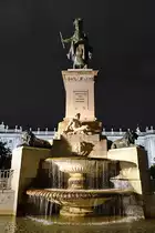 Dieser Springbrunnen mit dem Reiterstandbild des spanischen Knigs Philipp IV. (Monumento a Felipe IV) befindet sich auf dem 1844 entstandenen Platz des Ostens (Plaza de Oriente) in Madrid. (November 2022)