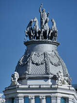 Eine Quadriga auf dem von 1920 bis 1923 erbauten Bankgebude der Banco Bilbao Vizcaya im Zentrum von Madrid. (November 2022)