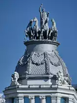 Eine Quadriga auf dem von 1920 bis 1923 erbauten Bankgebude der Banco Bilbao Vizcaya im Zentrum von Madrid. (November 2022)