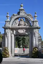 Dieser 1690 im Stil des Sptbarock erbaute Granittorbogen (Puerta de Felipe IV) ist der lteste Eingang zum Retiro-Park in Madrid. (November 2022)