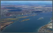 Im Mndungsbereich des Ottawa in den Sankt-Lorenz-Strom liegen zahlreiche grere und kleinere Inseln, die als Hochelaga-Archipel bezeichnet werden. Nahe der 84.000-Einwohner-Stadt Repentigny vereinigen sich die verschiedenen Flusslufe wieder. Die Huser rechts im Vordergrund gehren zum Ort Varennes. Die Aufnahme entstand beim Anflug auf Montreal, die Grostadt liegt ebenfalls auf einer Insel des Hochelaga-Archipels, der le de Montral. (09.10.2022)