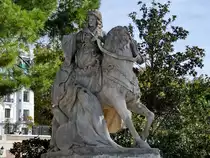 Eine allegorische Reiterskulptur in den K�niglichen G�rten (Jardines de Sabatini) des Palacio Real im Zentrum von Madrid. (November 2022)
