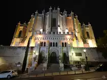 Obwohl bereits im 16. Jahrhundert geplant, wurde mit dem Bau der Almudena-Kathedrale (Santa Iglesia Catedral Metropolitana de Santa Mara la Real de la Almudena) erst im 19. Jahrhundert begonnen. (Madrid, November 2022)