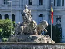 Der Kybele-Springbrunnen wurde 1782 erschaffen und befindet sich seit 1895 auf dem gleichnamigen Platz in Madrid. Der Brunnen zeigt die groe Gttermutter Kybele auf einem von Lwen gezogenen Karren. (November 2022)