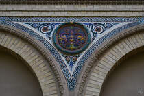 Ein Mosaikbild an der Fassade des zwischen 1881 und 1883 im Stil der Neorenaissance errichteten Velzquez-Palast. (Madrid, November 2022)