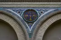 Ein Mosaikbild an der Fassade des zwischen 1881 und 1883 im Stil der Neorenaissance errichteten Velzquez-Palast. (Madrid, November 2022)