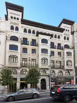 Dieses von 1918 bis 1922 geschaffene Haus ist an der Gran Vía in Madrid zu finden. (November 2022)