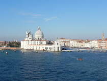 Die Basilica di Santa Maria della Salute in Venedig am 26.10.2014, fotografiert von bord des Kreuzfahrtschiffes  Albatros  am Ende einer Kreuzfahrt durch das Schwarze Meer. Santa Maria della Salute ist eine barocke Kirche im Sestiere Dorsoduro, einem  Stadtteil des historischen Zentrums von Venedig an der Einfahrt zum Canal Grande.