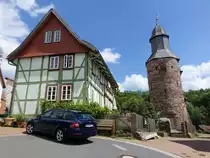Reckershausen, Fachwerkhaus und kleine Wehrkirche in der Strae Auf der Reihe, Saalkirche aus dem 15. Jahrhundert (02.06.2022)