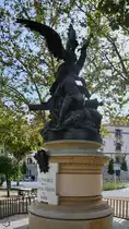 Dieses Denkmal (Monumento al Pueblo del Dos de Mayo de 1808) soll an den 2. Mai 1808 erinnern. An diesem Tag wurde ein Aufstand des spanischen Volkes gegen die franzsischen Besatzer durch die Truppen Napoleons gewaltsam niedergeschlagen. (Madrid, November 2022)