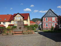Uder, Kriegerdenkmal und Huser in der Kirchgasse (02.06.2022)