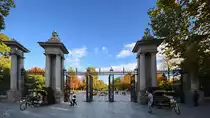 Das Knigliche Tor (Puerta Real) wurde 1885 als Zugang zum Retiro-Park erbaut. (November 2022)