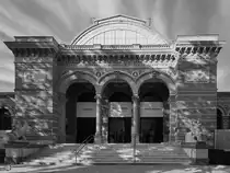 Der zwischen 1881 und 1883 im Stil der Neorenaissance errichtete Velzquez-Palast (Palacio de Velazquez) im Retiro-Park dient heute als Ausstellungsflche, z.B. fr moderne und zeitgenssische Kunst. (Madrid, November 2022)