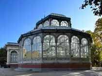 Dieser Ende des 19. Jahrhunderts fr die Blumenausstellung  Exposicin de las Islas Filipinas  errichtete Wintergarten (Palacio de Cristal) befindet sich im Retiro-Park. (Madrid, November 2022)