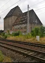 Dieser alte Getreidespeicher an der Speicherstrae in Sangerhausen wurde an einem Bahnbergang der Bahnstrecke Halle–Hann. Mnden entdeckt.

🕓 18.8.2022 | 16:26 Uhr