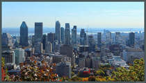 Blick vom Mont Royal auf den sdlichen Teil der Downtown von Montreal: Links sticht der Broturm Atrium Le 1000 hervor. Neben modernen Konstruktionen aus Stahl und Glas sind auch einige ltere Hochhuser zu sehen, so in Bildmitte im Vordergrund das Le Chteau Apartments aus den 1920er-Jahren mit seinen Trmen. (11.10.2022) 