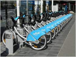 Leihfahrr�der in Reih und Glied abgestellt am Bahnhof von Luxemburg.