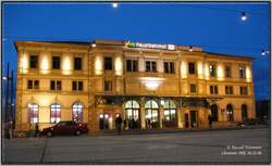 In der abendlichen Dämmerung erstrahlt das Emfpangsgebäude des Chemnitzer Hbf noch mal so schön.