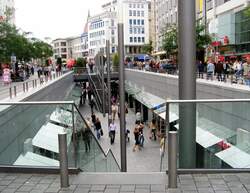 HANNOVER, 27.08.2005, Passerelle in Richtung Kr�pcke