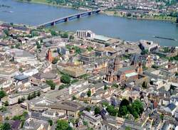 Luftaufnahme Mainzer Dom mit etwas Umland - Mitte der 90iger Jahre. Luftaufnahme Mainzer Dom mit etwas Umland - Mitte der 90iger Jahre.