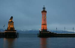 Die Hafeneinfahrt von Lindau am Abend des 06.12.2008