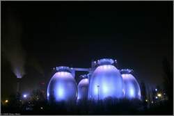 Die Faulbeh�lter der Emscherkl�ranlage vermitteln bei Nacht den Eindruck als seien sie gerade aus einer anderen Galaxie gelandet sind.