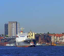 Ein Gro�es Containerschiff verl�sst Hamburg meist nicht ohne Hilfe.