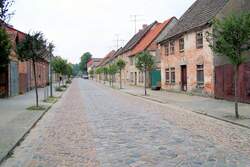 Alte Pflasterstrasse und renovierungsbedürftige Häuser in Mirow - aufgenommen am 31.08.2005 Alte Pflasterstrasse und renovierungsbedürftige Häuser in Mirow - aufgenommen am 31.08.2005