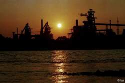 Die Sonne, die �ber dem Rheinhausener H�ttenwerk untergeht, kann auch symbolisch  gedeutet werden: Der z�he Kampf der Belegschaft um den Weiterbestand der H�tte war letztlich vergeblich.