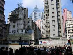 Hong Kong : Abbruchreif mit Baum aus dem Dach wachsend und modern im Kontrast.