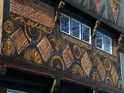 Die Rosetten im Giebel der prachtvollen Fassade des Blauf�rberhauses sind in n�rdlichen Gefilden sehr seltene Gestaltungen an Fachwerkh�usern der Renaissance.