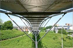 Fu�g�ngersteg im Universit�ts-Campus in Stuttgart-Vaihingen.